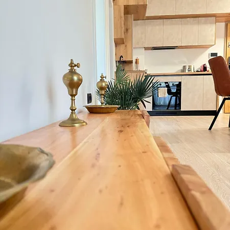 Cara Grand Μπρασόβ