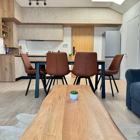 Cara Grand Μπρασόβ